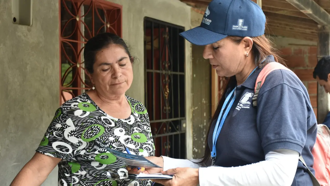 Van casa por casa para que ningún niño abandone el colegio en Medellín 1 van hasta la casa para que los jovenes no abandonen el colegio 2