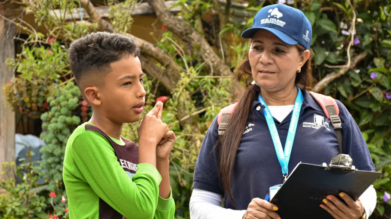 Van casa por casa para que ningún niño abandone el colegio en Medellín 3 Van casa por casa para que ningún niño abandone el colegio en Medellín