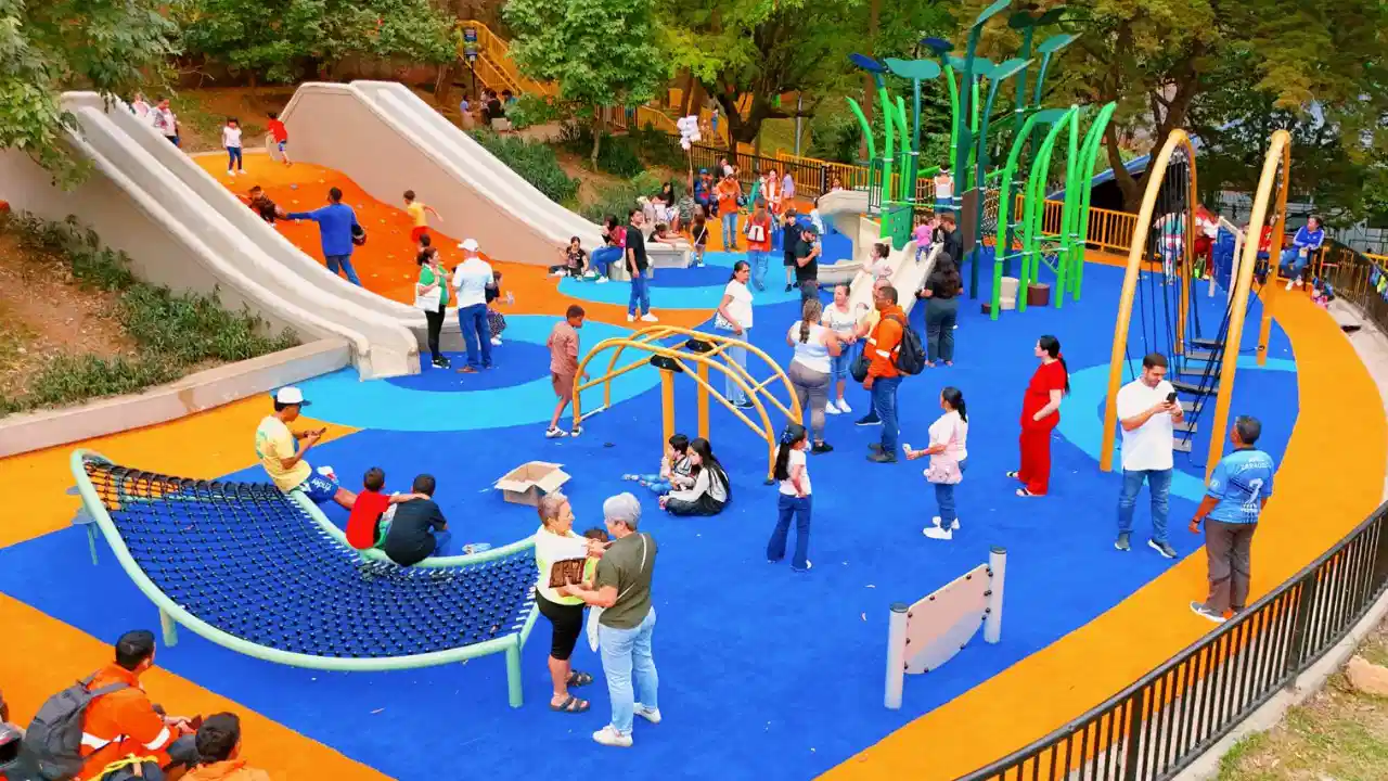¡Ya son 20! Medellín recuperó parques para que niños y familias vuelvan a disfrutarlos