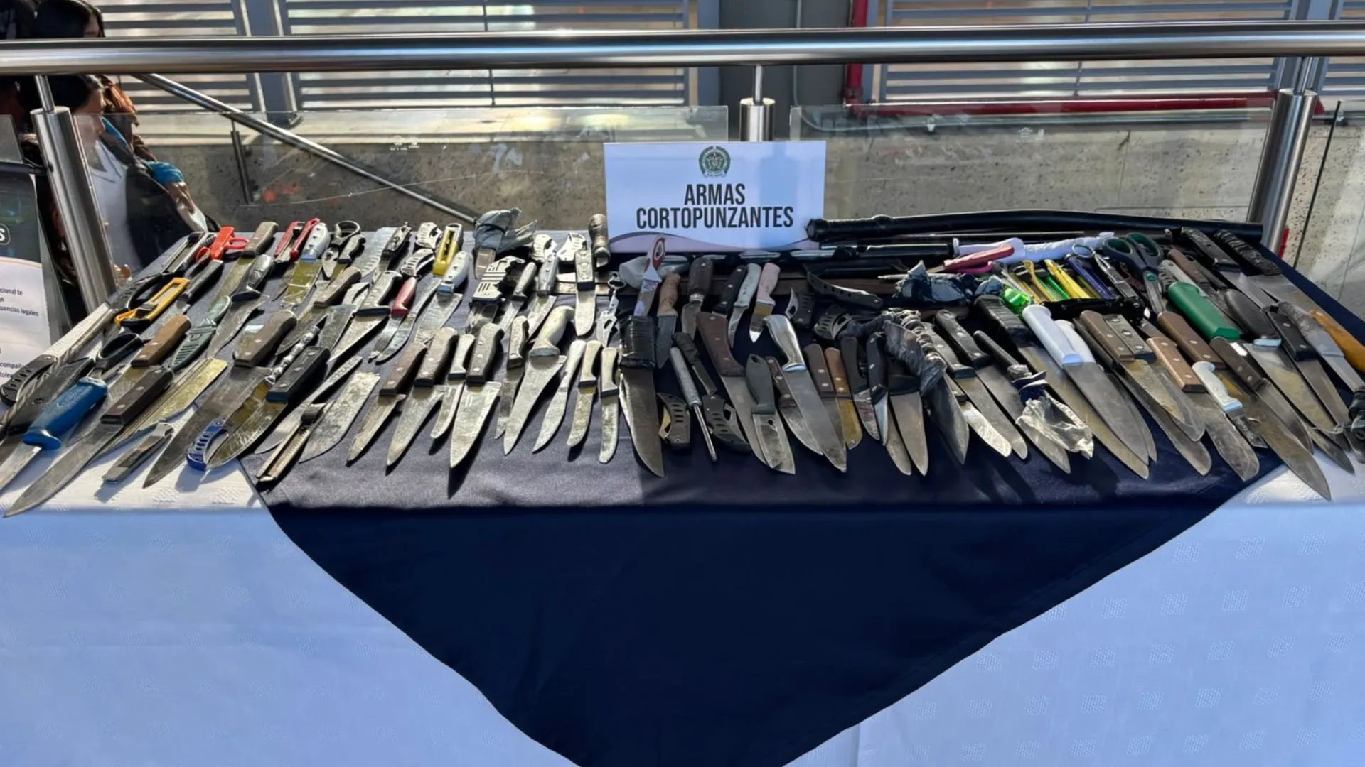 ¡Fuerte intervención en TransMilenio! Policía incautó cerca de 50 armas blancas en una sola jornada