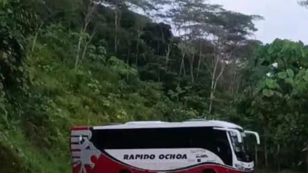 Bloquean la vía Quibdó-Medellín en medio de intensos enfrentamientos armados