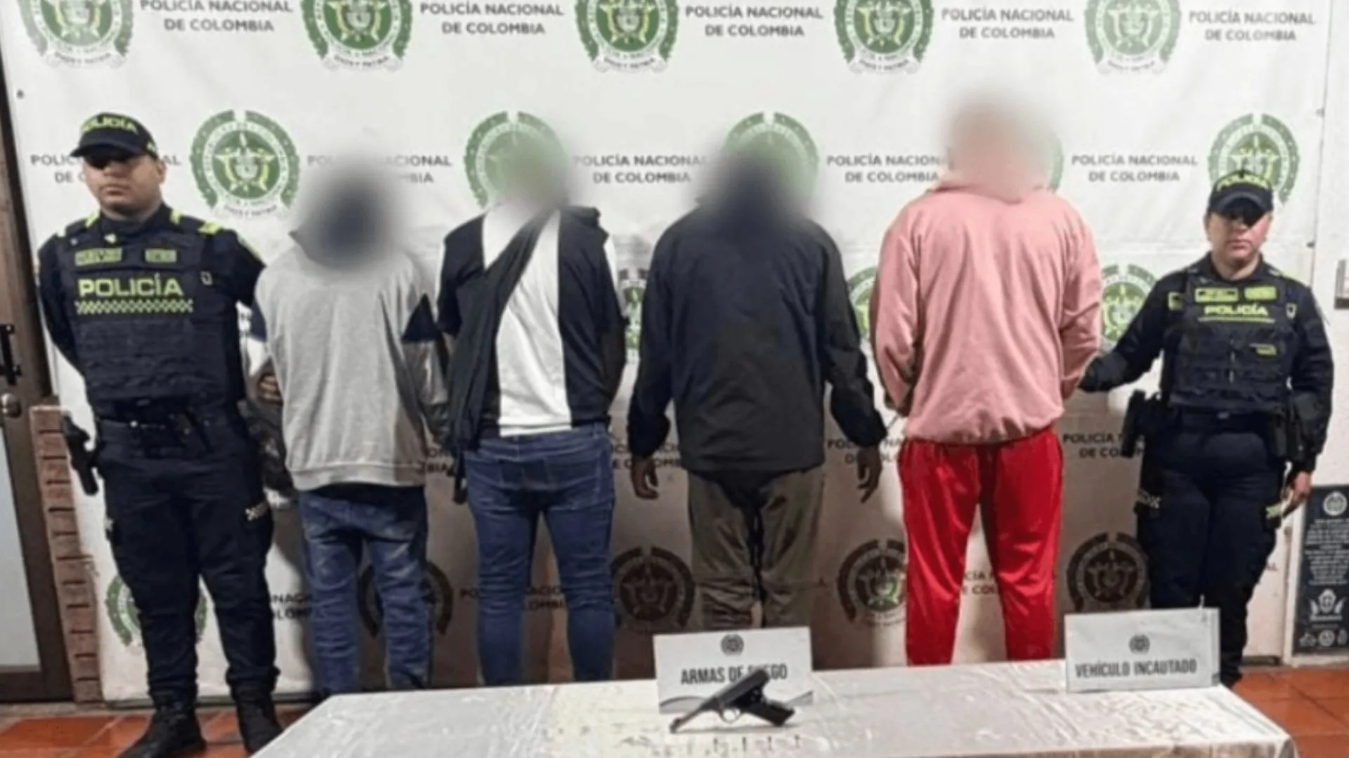 ¡Lo que parecía una simple infracción destapó un delito! Cuatro capturados con un arma en Chapinero