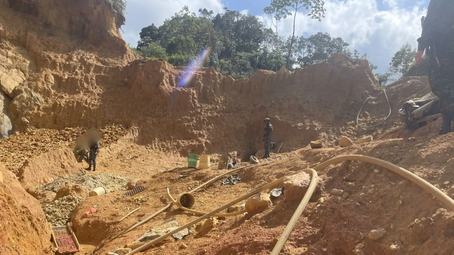 ¡Operación contra la minería ilegal! Ejército inutilizó maquinaria y capturó a cuatro personas en Amalfi 2 ¡Operación contra la minería ilegal! Ejército inutilizó maquinaria y capturó a cuatro personas en Amalfi