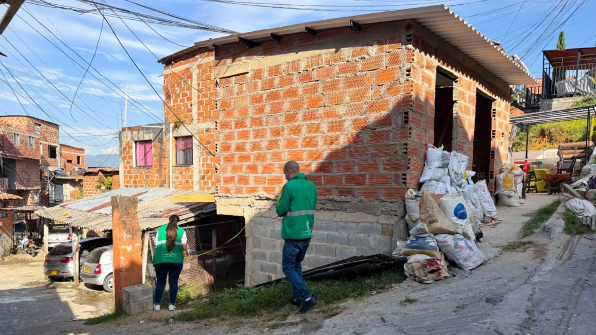 ¡Operativo en Medellín! Frenan en seco construcciones clandestinas en zona de riesgo ambiental 2 ¡Operativo en Medellín! Frenan en seco construcciones clandestinas en zona de riesgo ambiental