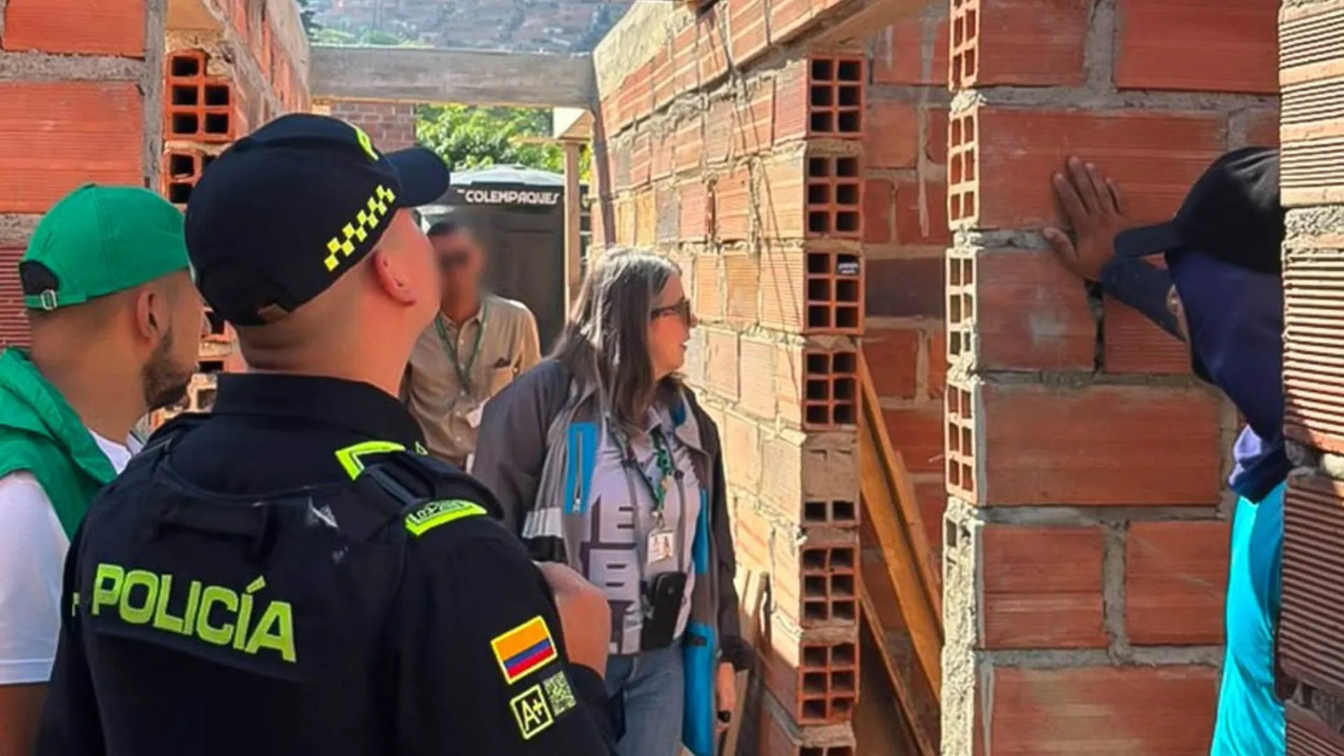 ¡Operativo en Medellín! Frenan en seco construcciones clandestinas en zona de riesgo ambiental 3 ¡Operativo en Medellín! Frenan en seco construcciones clandestinas en zona de riesgo ambiental