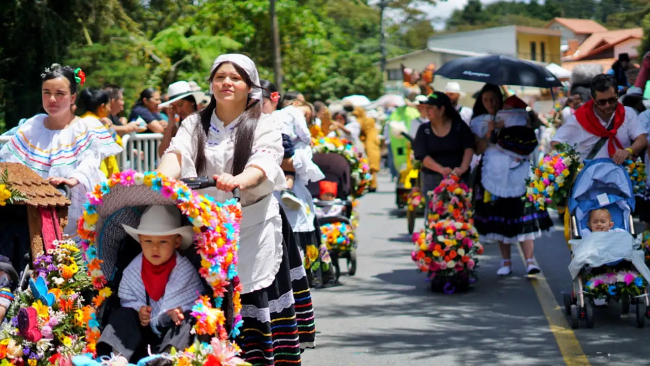 ¡Los más pequeños toman las calles! Santa Elena se llena de flores con el Desfile de Silleteritos 4 ¡Los más pequeños toman las calles! Santa Elena se llena de flores con el Desfile de Silleteritos