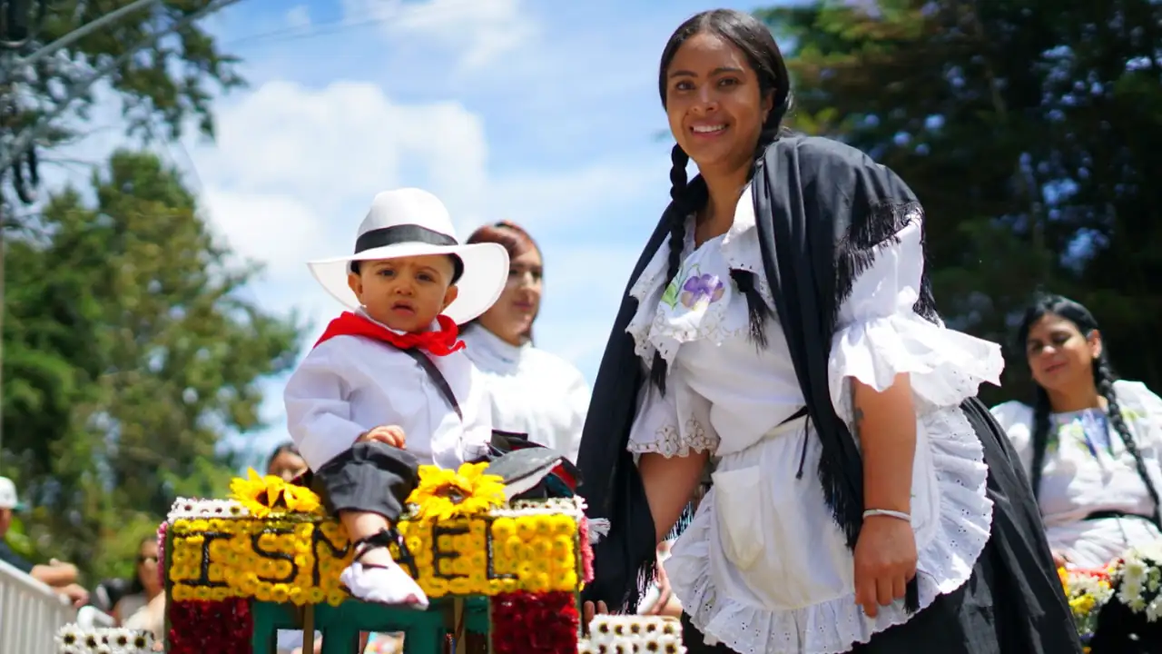 ¡Los más pequeños toman las calles! Santa Elena se llena de flores con el Desfile de Silleteritos 5 ¡Los más pequeños toman las calles! Santa Elena se llena de flores con el Desfile de Silleteritos