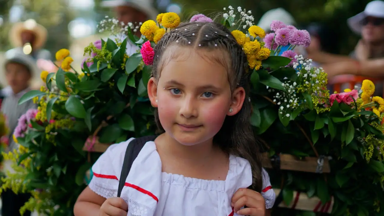¡Los más pequeños toman las calles! Santa Elena se llena de flores con el Desfile de Silleteritos 6 ¡Los más pequeños toman las calles! Santa Elena se llena de flores con el Desfile de Silleteritos
