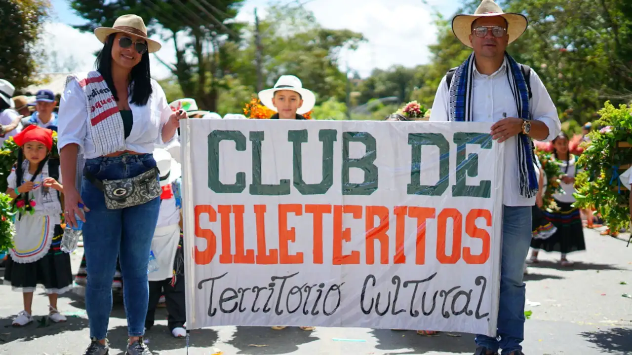 ¡Los más pequeños toman las calles! Santa Elena se llena de flores con el Desfile de Silleteritos 2 ¡Los más pequeños toman las calles! Santa Elena se llena de flores con el Desfile de Silleteritos