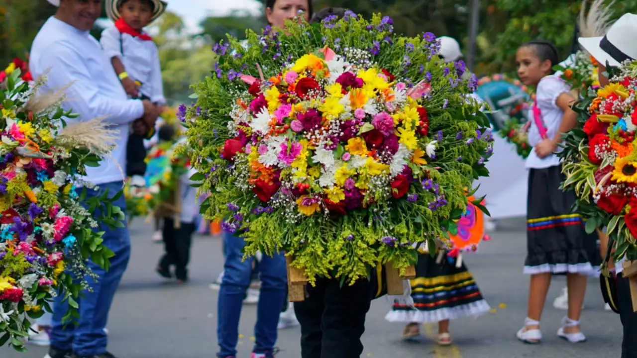 ¡Los más pequeños toman las calles! Santa Elena se llena de flores con el Desfile de Silleteritos 3 ¡Los más pequeños toman las calles! Santa Elena se llena de flores con el Desfile de Silleteritos