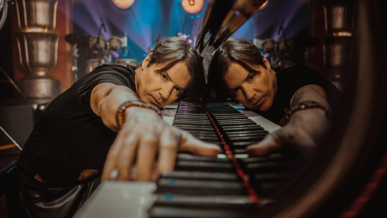El virtuoso del piano Arthur Hanlon regresa a Bogotá con su gira 2 Manos 1 Mundo