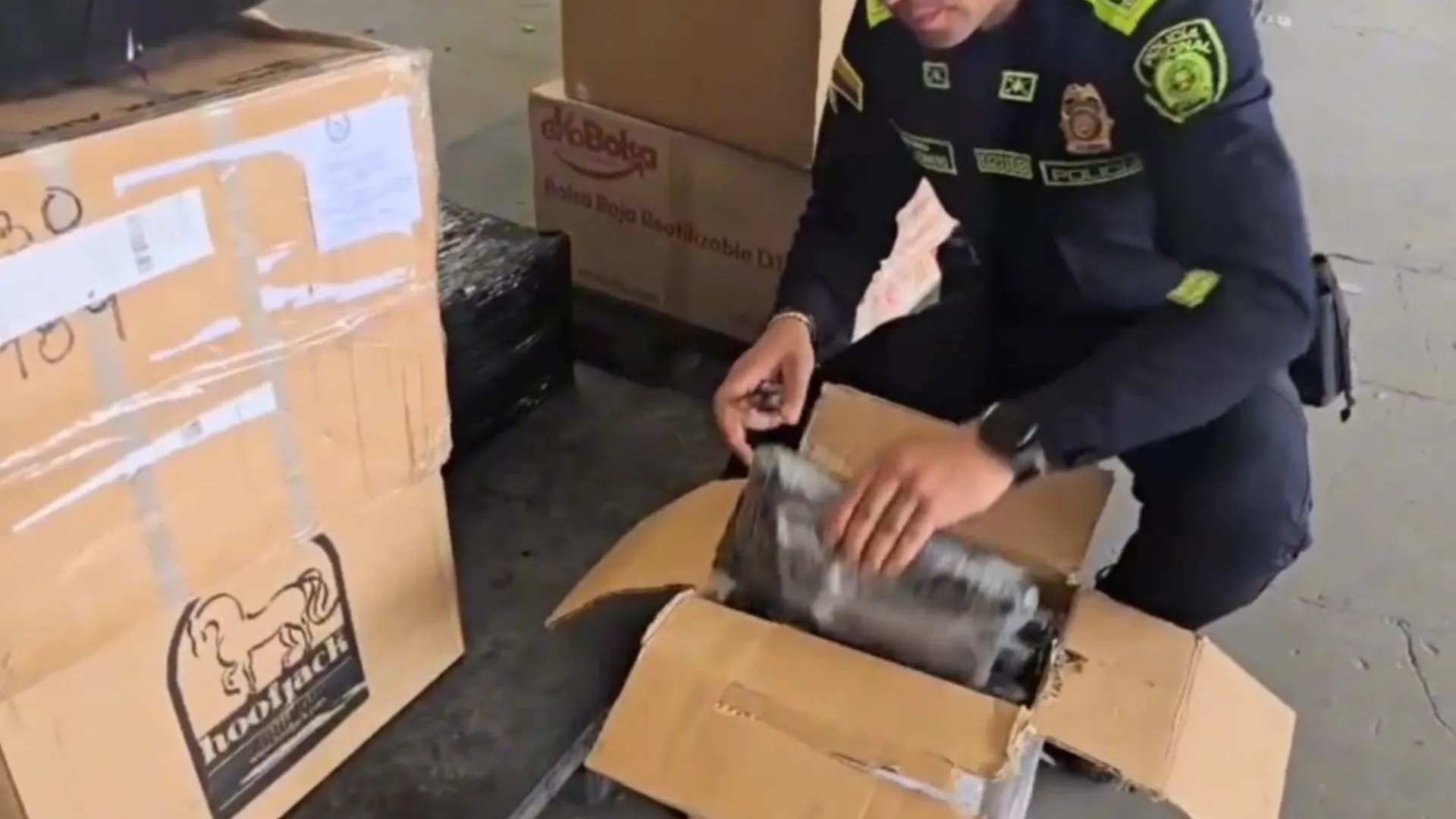 ¡Los delató el olfato! Caninos de la Policía frustraron envío de 10 kilos de marihuana en Bogotá 3 ¡Los delató el olfato! Caninos de la Policía frustraron envío de 10 kilos de marihuana en Bogotá