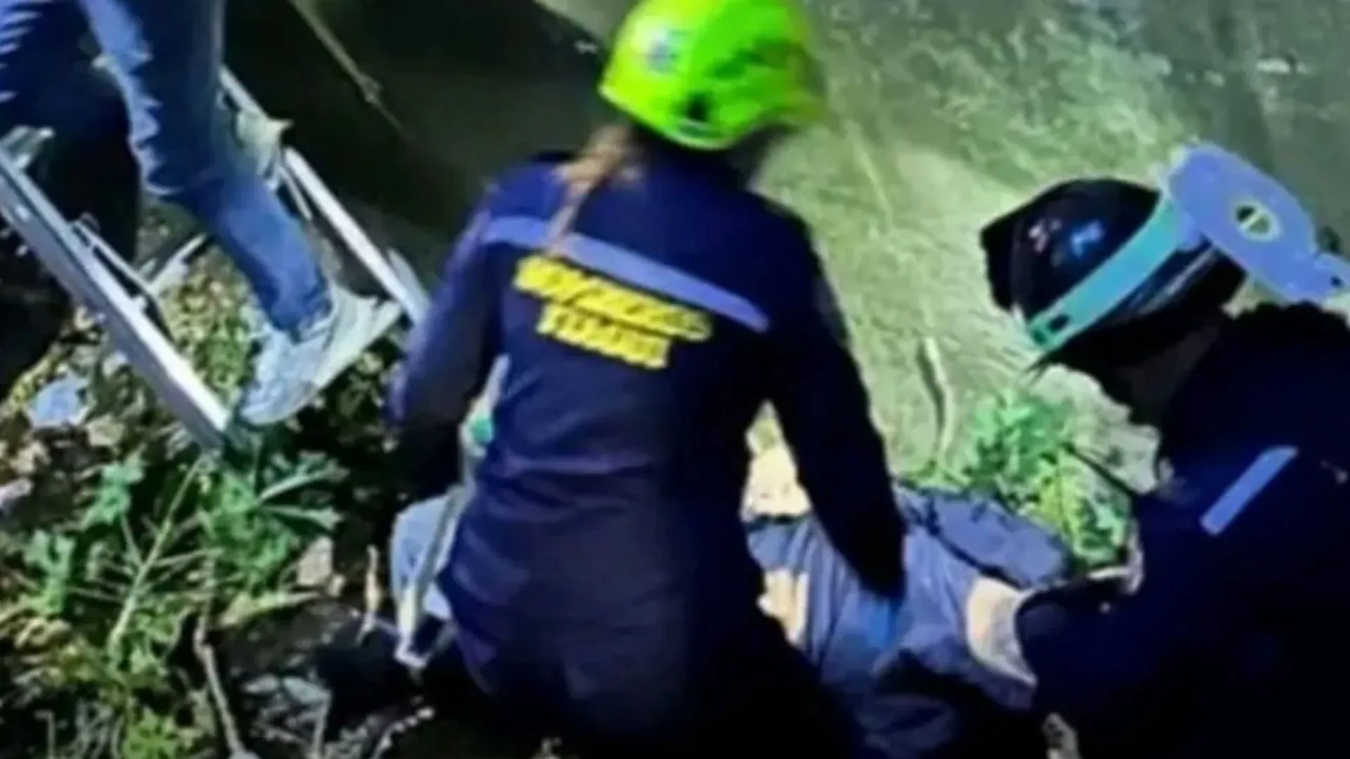 ¡Terminó en la quebrada! Hombre resultó lesionado tras una aparatosa caída en Itagüí