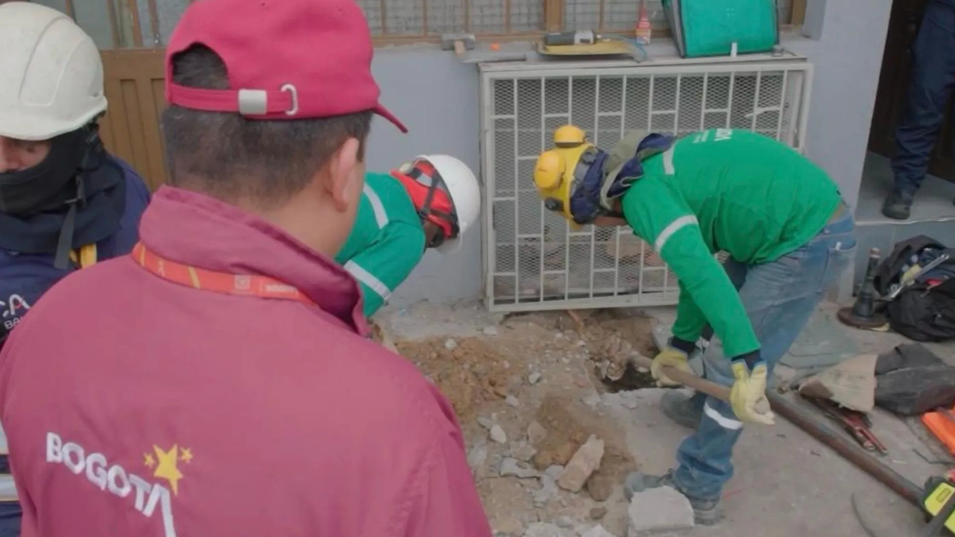¡Se colgaron del gas y los descubrieron! Cuatro capturados tras operativo en Bogotá 4 ¡Se colgaron del gas y los descubrieron! Cuatro capturados tras operativo en Bogotá