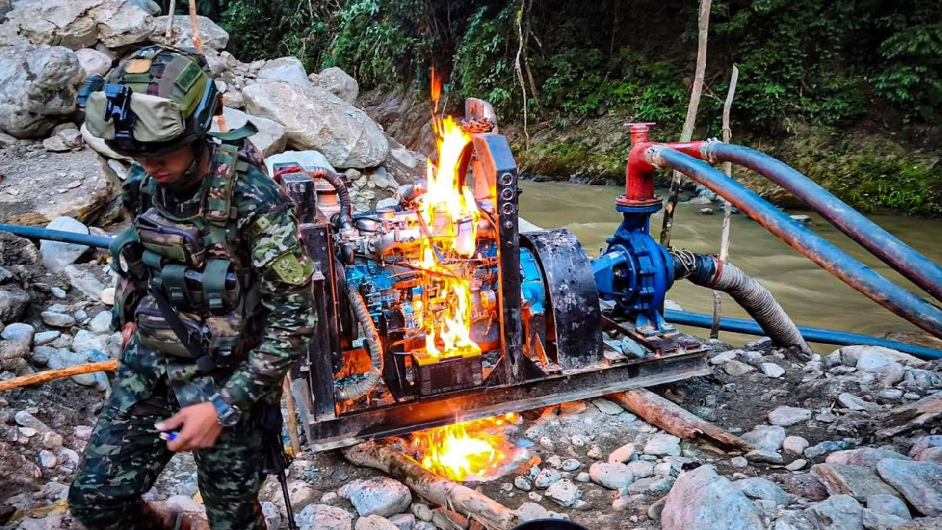 ¡Golpe de $6.000 millones! Ejército destruyó maquinaria usada para extraer oro ilegal en Ituango 2 ¡Golpe de $6.000 millones! Ejército destruyó maquinaria usada para extraer oro ilegal en Ituango