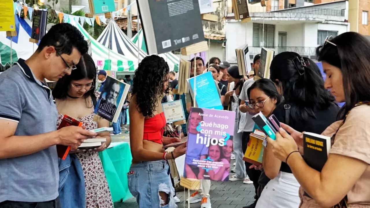 Una noche entre libros: Medellín alista 16 horas continuas para la nueva Parada Juvenil de la Lectura 1 Una noche entre libros: Medellín alista 16 horas continuas para la nueva Parada Juvenil de la Lectura