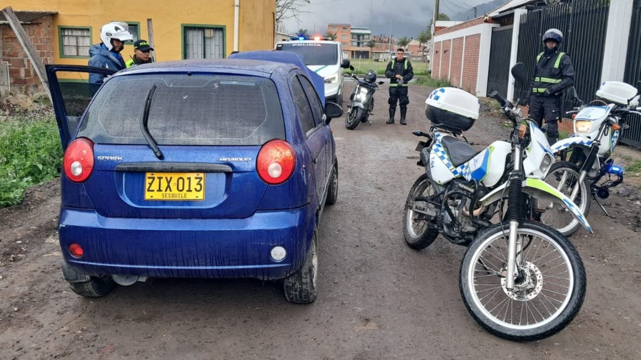 Se te borró la sonrisa... Ya dieron con el conductor del Spark azul y le inmovilizaron el carro, por payaso