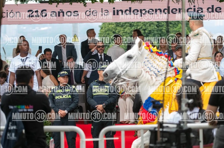«A partir del 7 de agosto volveremos a tener presidente»: Federico Gutiérrez en el Desfile del 20 de Julio 32 abelardo med30 1