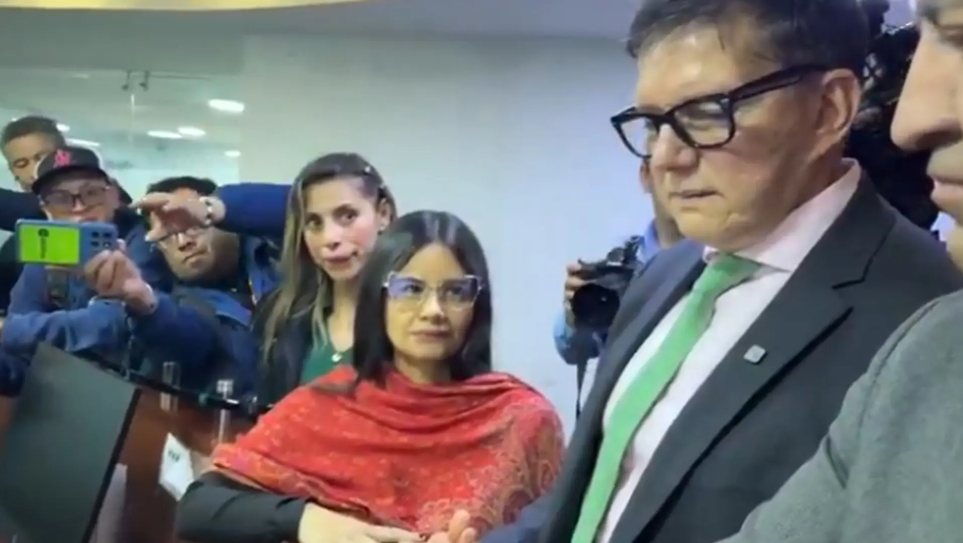 ¡Por peculado y maltrato! Angie Rodríguez cumplió y denunció a Gustavo Petro ante la Comisión de Acusación. 2 Angie Rodríguez llegó este miércoles a la Comisión de Acusación de la Cámara de Representantes en compañía de su abogado, Wilson Ruiz, para radicar una explosiva denuncia penal contra Petro