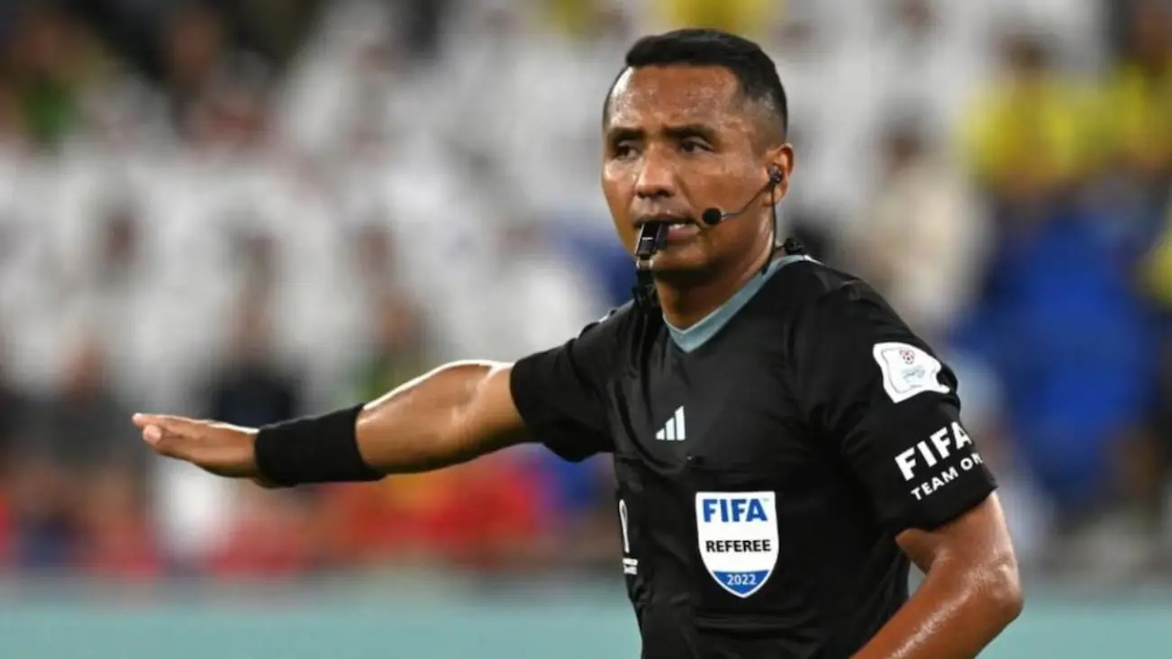 ¡No le tiembla la mano para sacar rojas! Este es el árbitro para el partido Suiza Colombia 2 arbitro salvadoreno