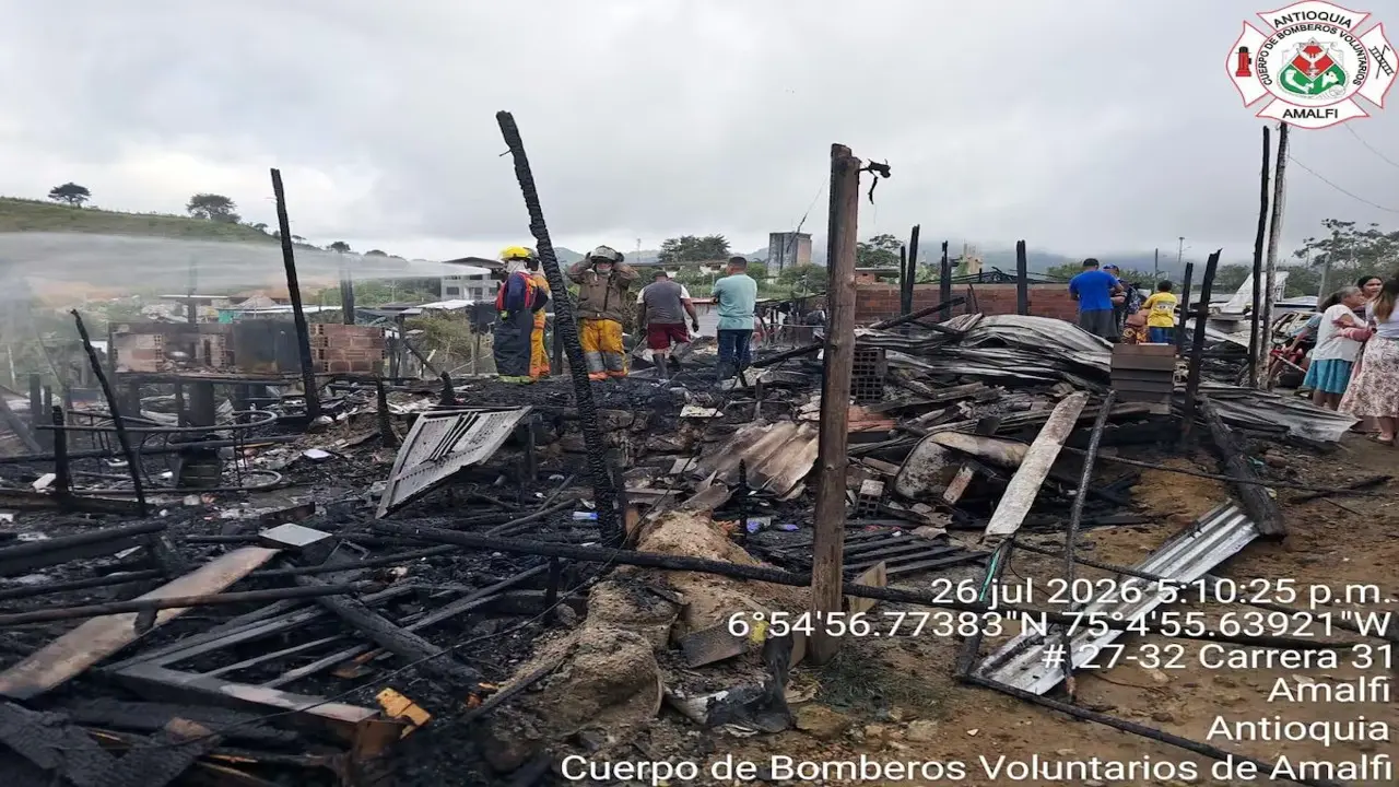 Voraz incendio en Amalfi redujo a cenizas seis viviendas y varios vehículos, en zona de Invasión 2 voraz incendio en zona de invasion en amalfi deja 6 casas destruidas, 6 más afecadas y varios carros y motos incinerados