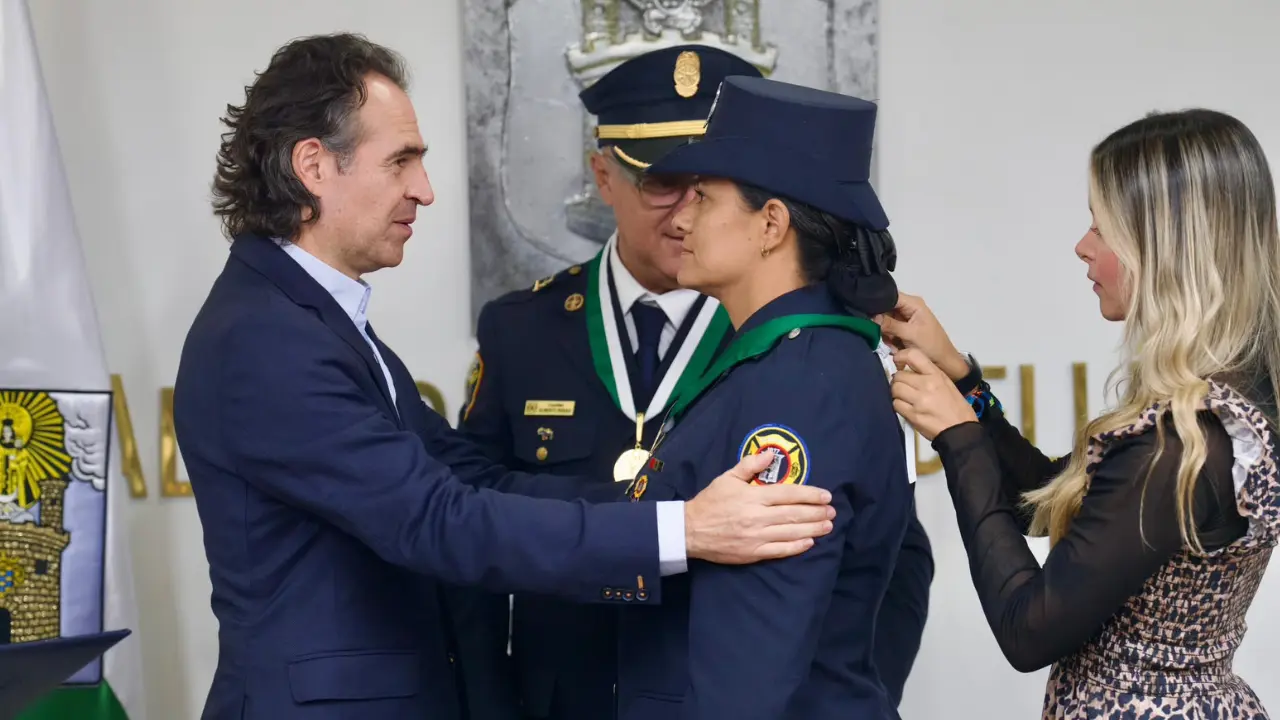 ¡Héroes de Medellín! Bomberos que ayudaron tras los terremotos en Venezuela fueron condecorados 2 ¡Héroes de Medellín! Bomberos que ayudaron tras los terremotos en Venezuela fueron condecorados