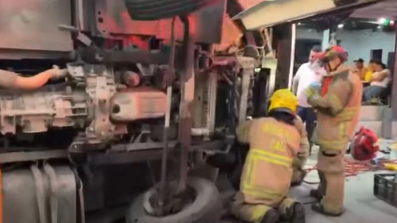 Conductor quedó atrapado luego de que un bus escolar se volcara en el sur de Cali