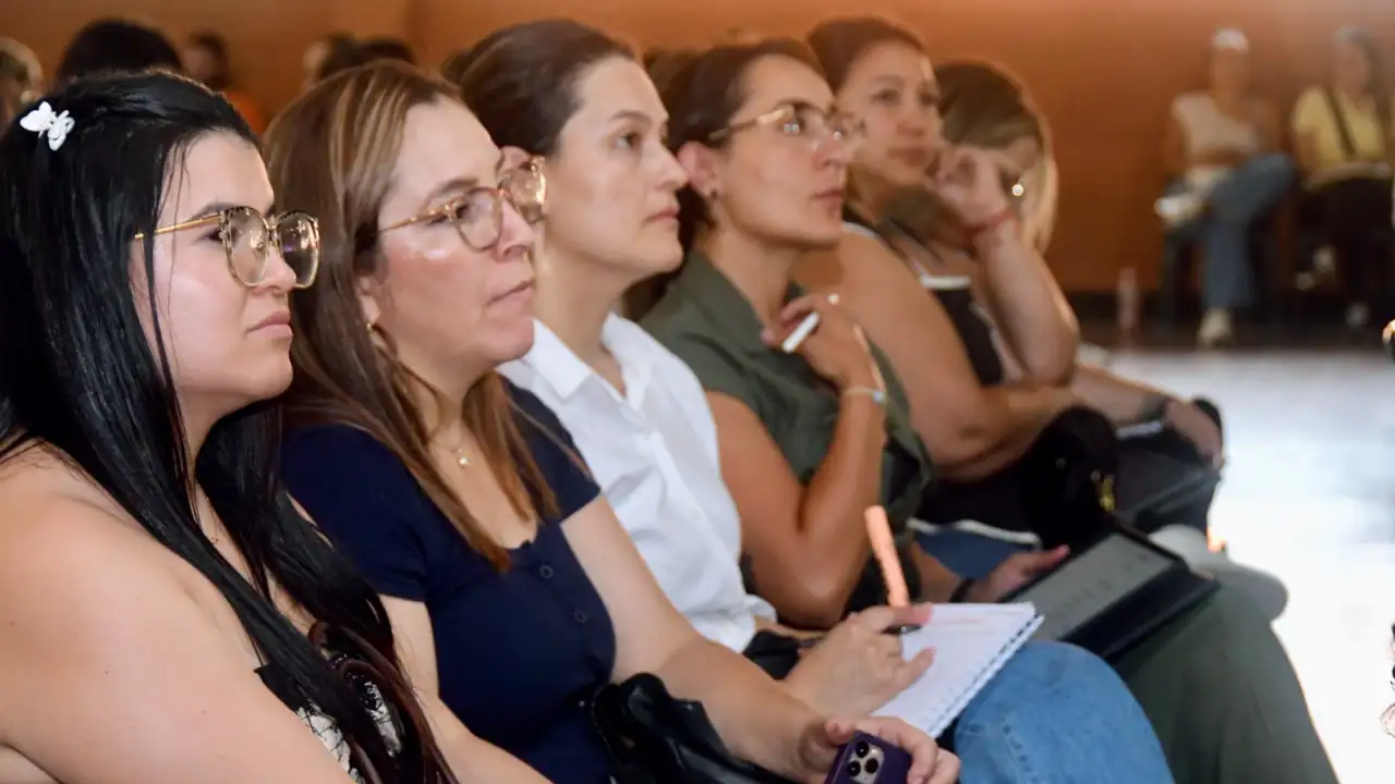 ¡Más protección para los estudiantes! Medellín capacitó a 288 profesionales para fortalecer la convivencia escolar 2 ¡Más protección para los estudiantes! Medellín capacitó a 288 profesionales para fortalecer la convivencia escolar