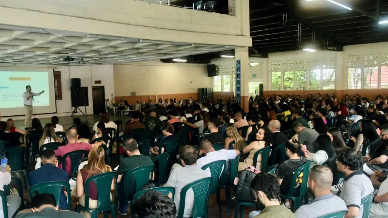 ¡Más protección para los estudiantes! Medellín capacitó a 288 profesionales para fortalecer la convivencia escolar 1 ¡Más protección para los estudiantes! Medellín capacitó a 288 profesionales para fortalecer la convivencia escolar
