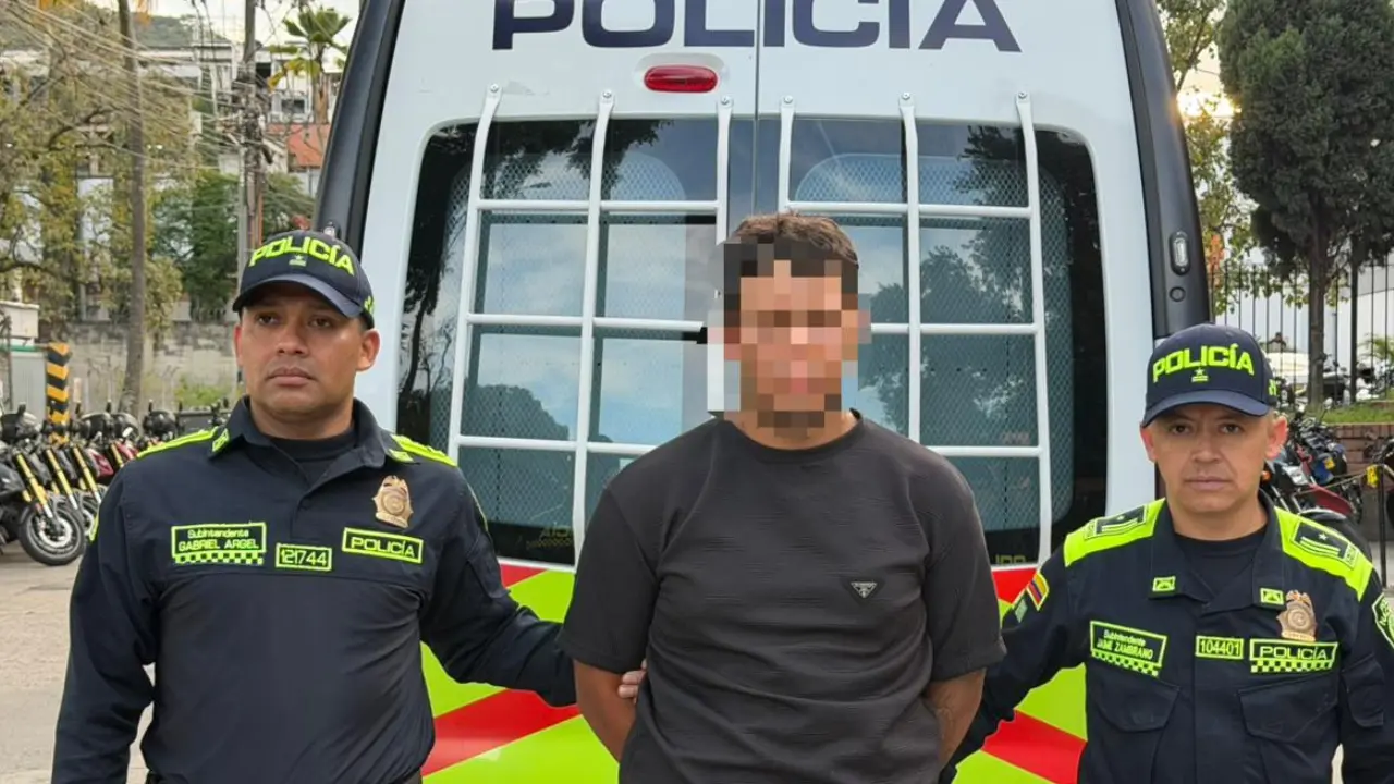 Dos hombres fueron capturados por su presunta participación en una ola de atracos en Medellín 1 Dos hombres fueron capturados por su presunta participación en una ola de atracos en Medellín