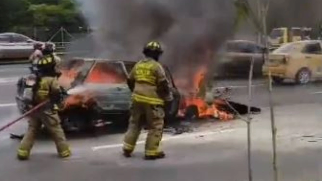 Llamas consumieron un vehículo particular en la avenida Regional