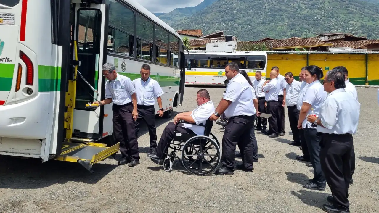 ¡La Cultura Metro se sube a los buses! 39 trabajadores fueron certificados
