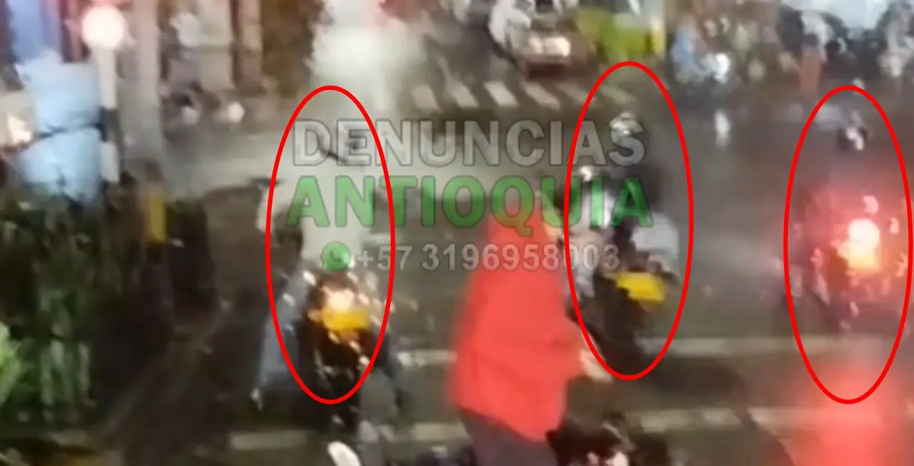 ¡A quemarropa y sin piedad! Video capta brutal atraco a un motociclista por la Placita de Flores 2 En la imagen de Denuncias Antioquia se ven cuatro individuos en tres motos, que huyen tras el violento atraco
