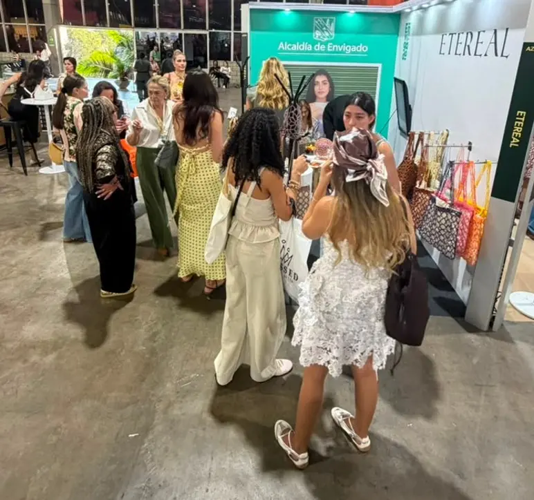 ¡Brillo, arte y talento local! ETEREAL, la marca de bolsos y accesorios en pedrería que deslumbra en Colombiamoda 5 etereal5
