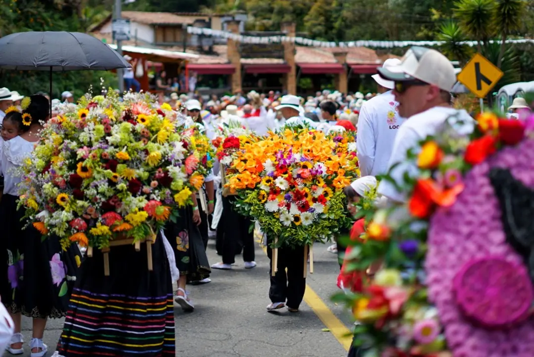 Hay 14 mil pases dobles para asistir a los desfiles de Feria de Flores: acá le contamos cómo inscribirse