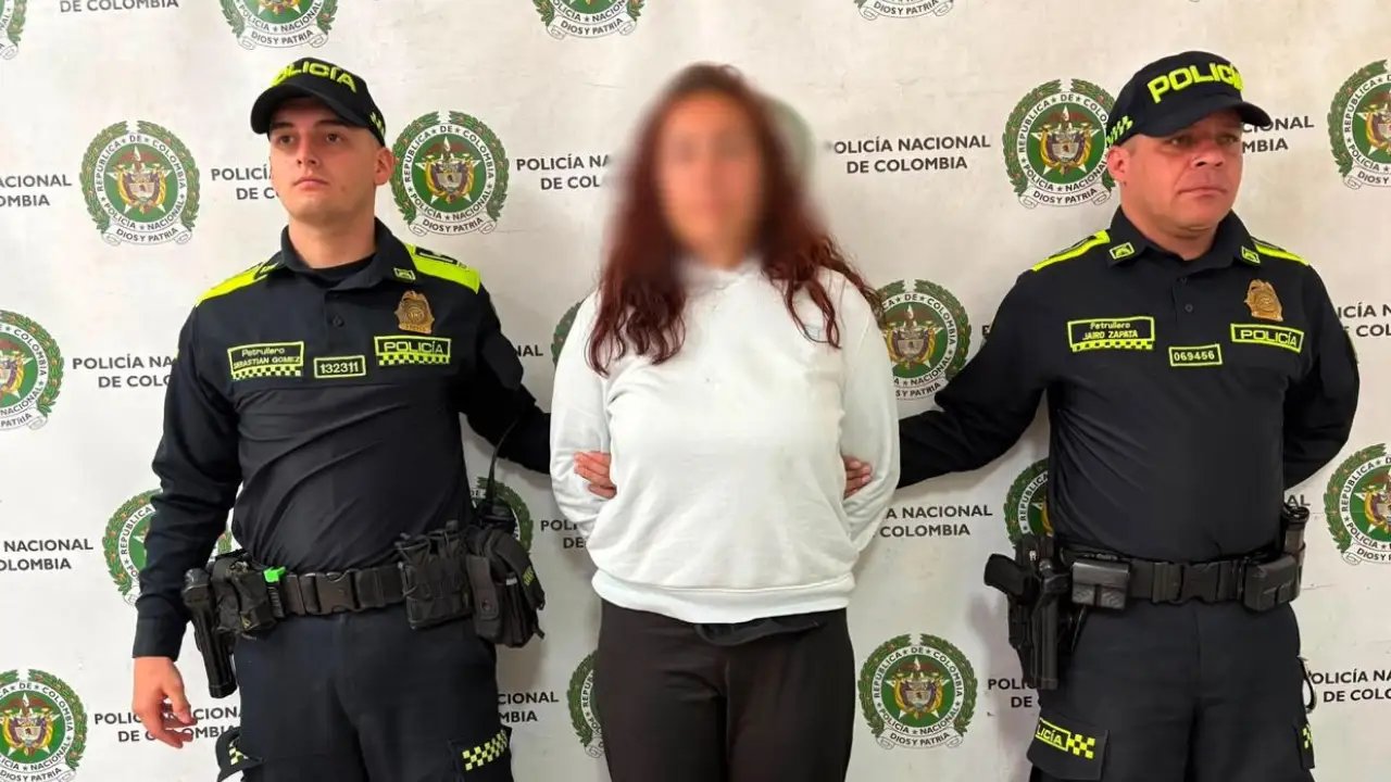 ¡Terrible! Capturan a mujer señalada de lanzar un perro desde un cuarto piso y matarlo en Medellín