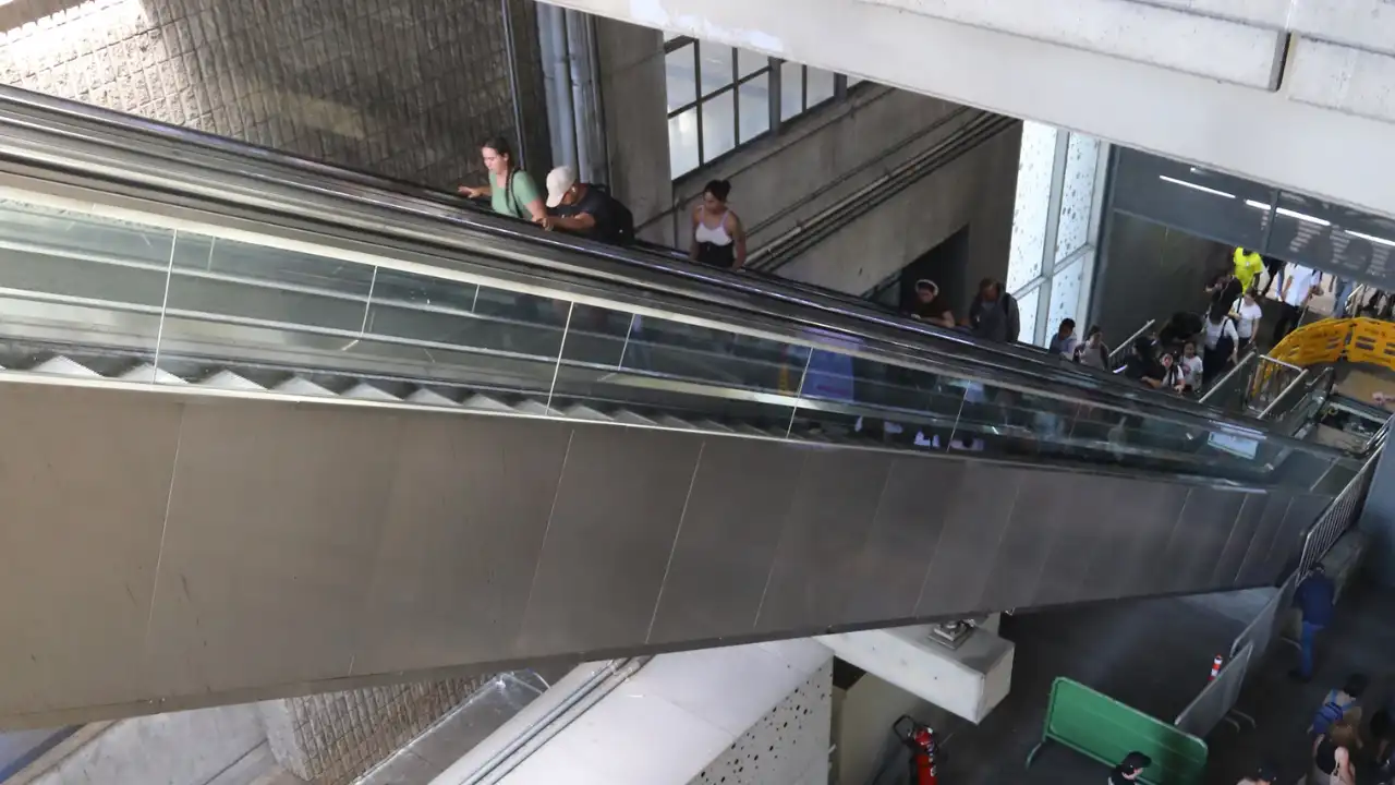 ¡Tenga cuidado al utilizar estas estaciones! El metro sustituirá sus escaleras mecánicas