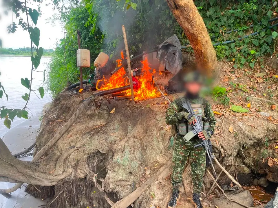 ¡Les quemaron las herramientas! Ejército ataca la minería ilegal del Clan del Golfo en Puerto Triunfo 3 mineria ilegal2