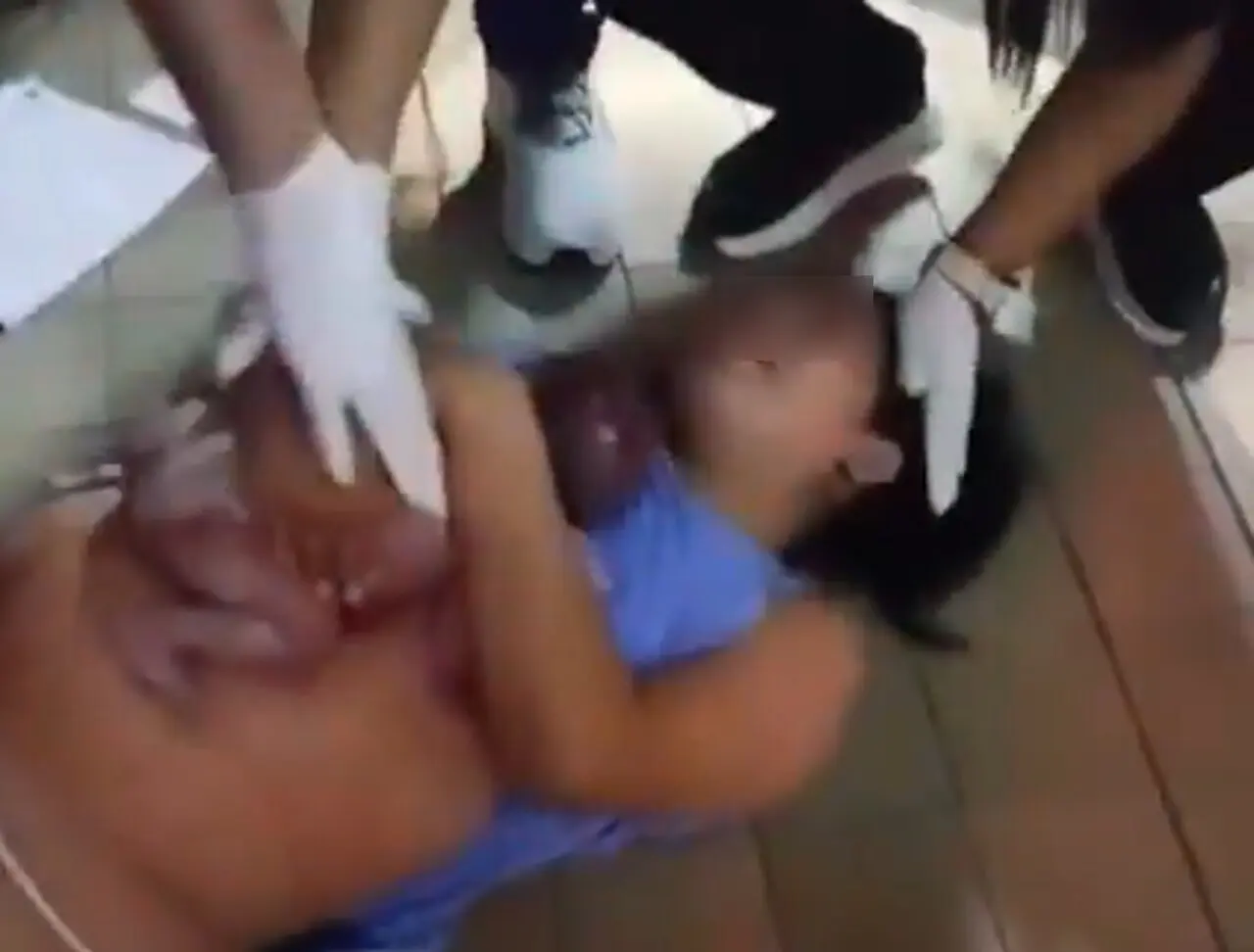 ¡Indignación en Cartagena! Mujer da a luz en la calle luego de que no la atendieran en una clínica 1 Una mujer dió a luz en la calle ante la negativa de ser atendida en una clínica de Cartagena