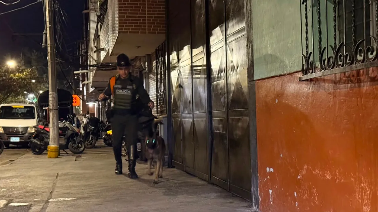 Ni tirando la droga a los techos se salvaron: siete capturados durante operativo en Barrio Antioquia 3 Ni tirando la droga a los techos se salvaron: siete capturados durante operativo en Barrio Antioquia