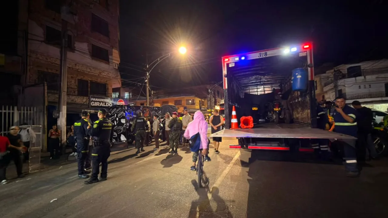 Ni tirando la droga a los techos se salvaron: siete capturados durante operativo en Barrio Antioquia 4 Ni tirando la droga a los techos se salvaron: siete capturados durante operativo en Barrio Antioquia