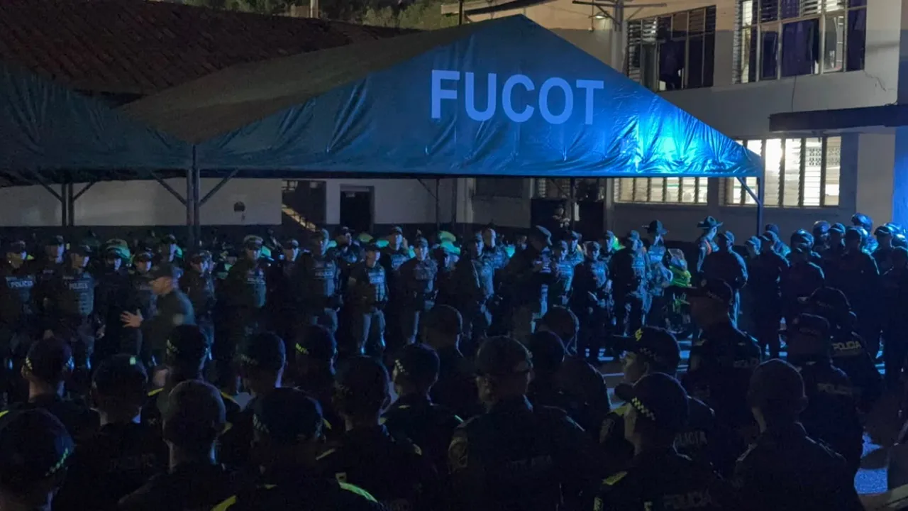 Ni tirando la droga a los techos se salvaron: siete capturados durante operativo en Barrio Antioquia 1 Ni tirando la droga a los techos se salvaron: siete capturados durante operativo en Barrio Antioquia