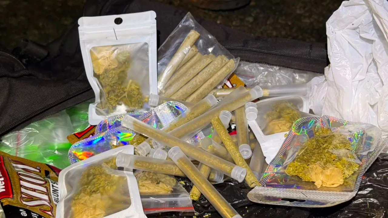 Ni tirando la droga a los techos se salvaron: siete capturados durante operativo en Barrio Antioquia 5 Ni tirando la droga a los techos se salvaron: siete capturados durante operativo en Barrio Antioquia