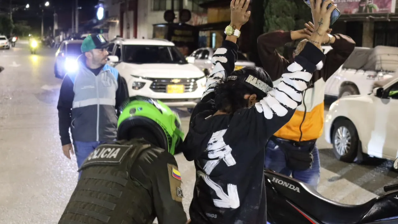 Ni tirando la droga a los techos se salvaron: siete capturados durante operativo en Barrio Antioquia 2 Ni tirando la droga a los techos se salvaron: siete capturados durante operativo en Barrio Antioquia