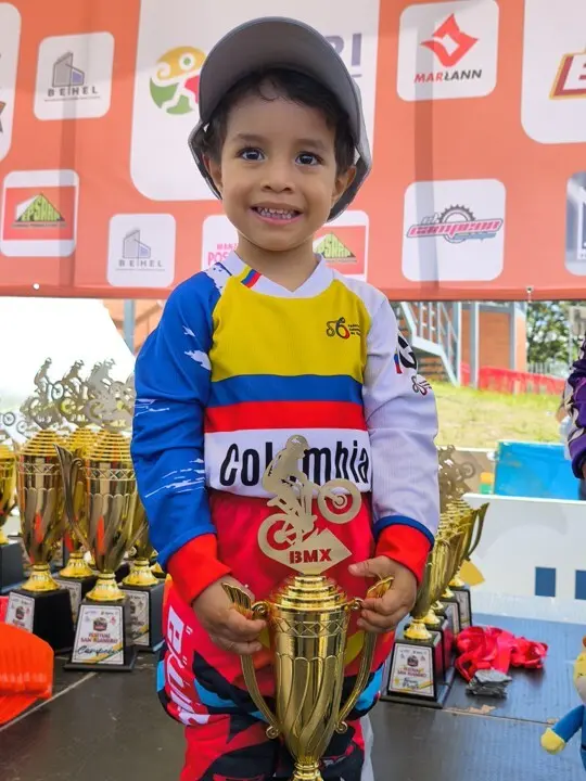 Talento puro a los 2 añitos: así logró el «Rayo» Mosquera subirse al podio nacional de BMX en Ibagué 7 rayo5