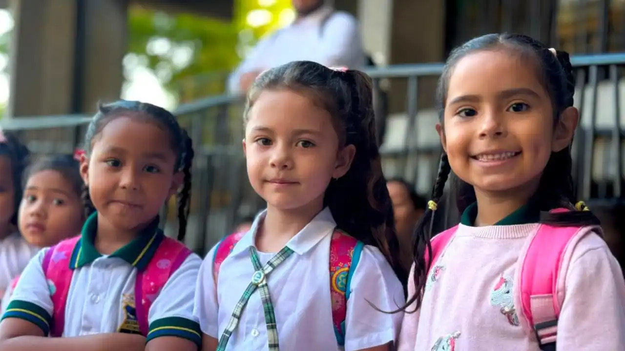 ¡Se acabaron las vacaciones! Más de 270 mil estudiantes vuelven a clases en Medellín con estas ayudas 2 ¡Se acabaron las vacaciones! Más de 270 mil estudiantes vuelven a clases en Medellín con estas ayudas
