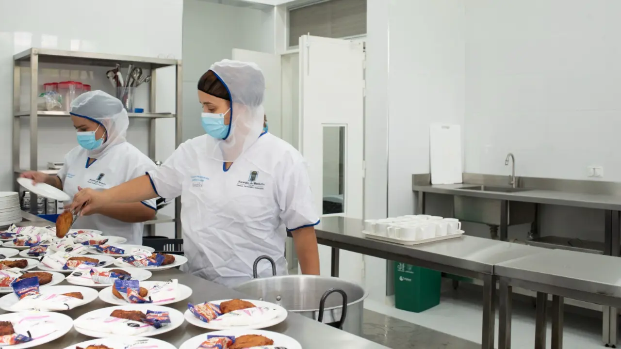 ¡Estrenan nueva cara! Más de 200 restaurantes escolares fueron renovados en Medellín 1 ¡Estrenan nueva cara! Más de 200 restaurantes escolares fueron renovados en Medellín
