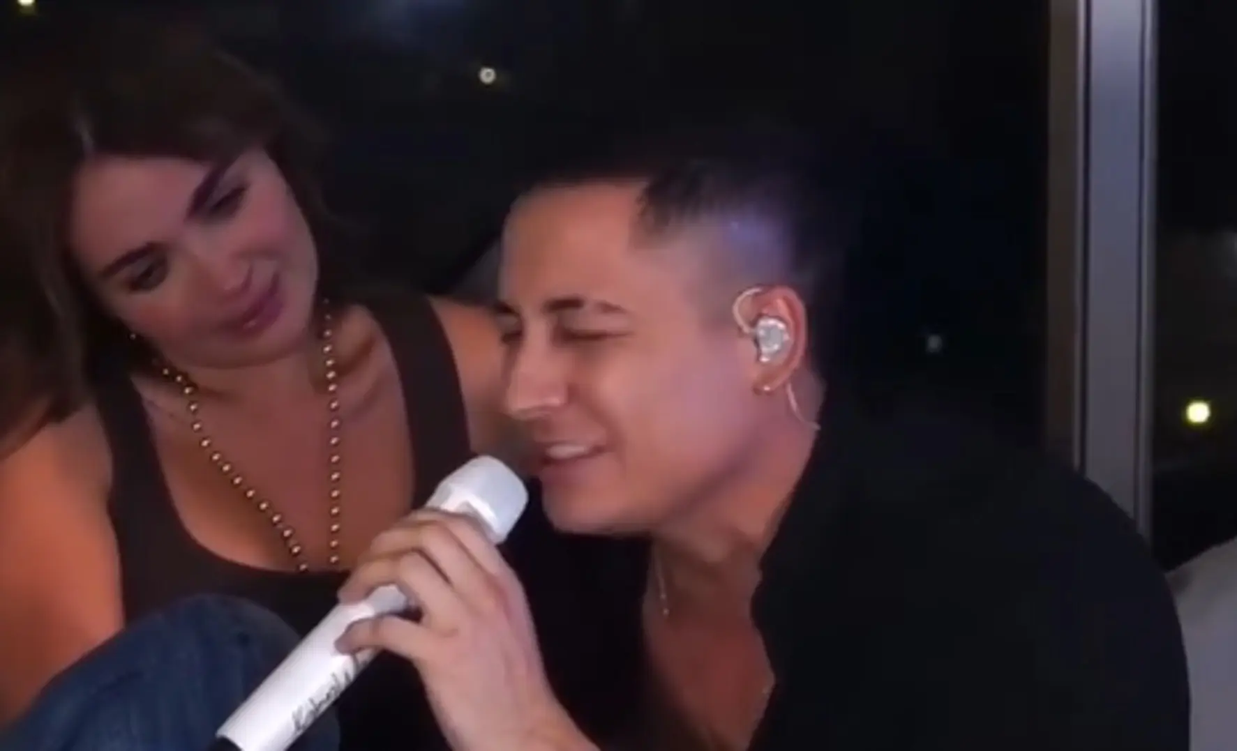 ¡Con un besito y una serenata! Así confirmaron su noviazgo Sara Uribe y el cantante Camilo Méndez 3 sara uribe estrena novio3