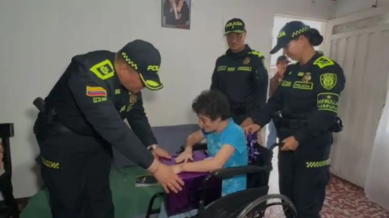 ¡Un gran gesto! Patrulla Púrpura entregó una silla de ruedas a una mujer con discapacidad en La Ceja