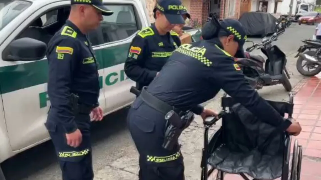 ¡Un gran gesto! Patrulla Púrpura entregó una silla de ruedas a una mujer con discapacidad en La Ceja 1 ¡Un gran gesto! Patrulla Púrpura entregó una silla de ruedas a una mujer con discapacidad en La Ceja